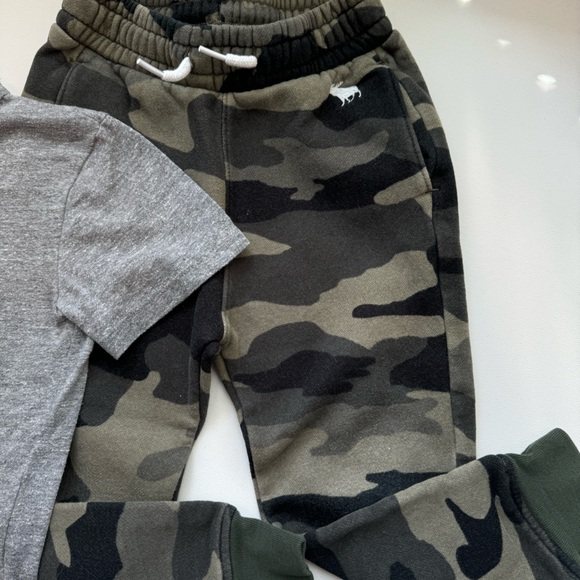 Excellent condition little boys size 5/6 Chaser tee and Abercrombie joggers $75 - Picture 3 of 7